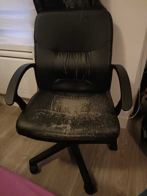 Fauteuil de bureau un peu usé 