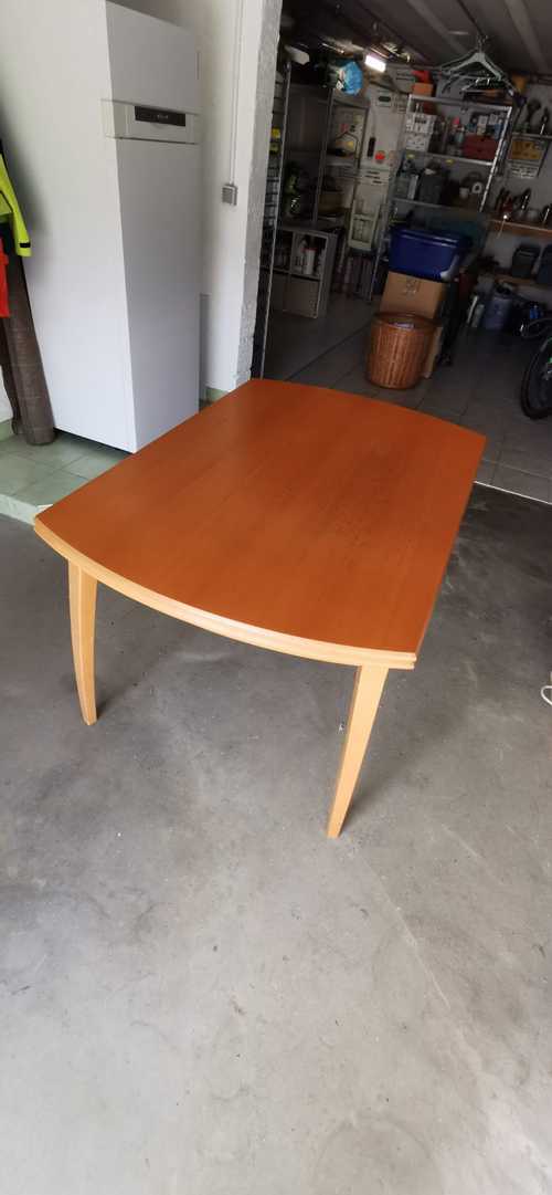 Table en bois avec rallonges intégrées 