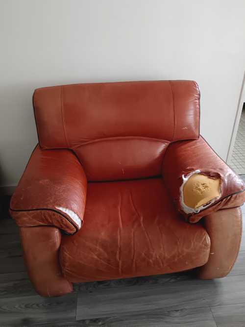 Fauteuil une place cuir a restaurer 