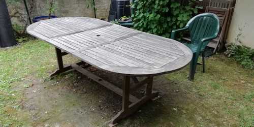 Table et 8 chaises de jardin en bois