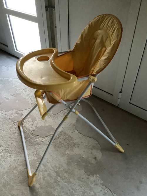 Chaise haute bébé jaune