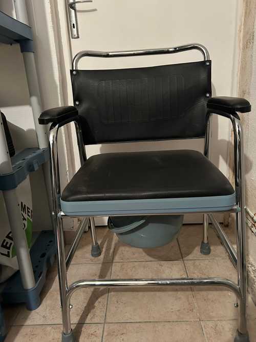 Chaise de toilette percée pour personne agée