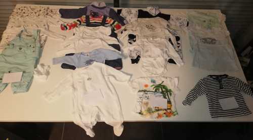 Lot vêtements 1-24mois avec des tâches résistantes