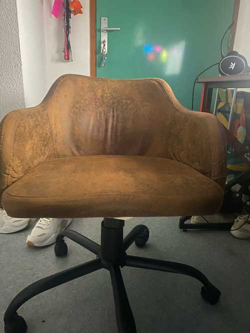Chaise en semi-cuir 