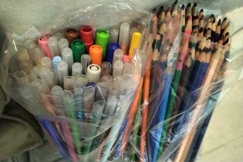 Feutres et crayons de couleurs enfant
