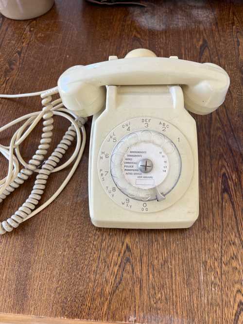 Téléphone vintage avec écran rotatif