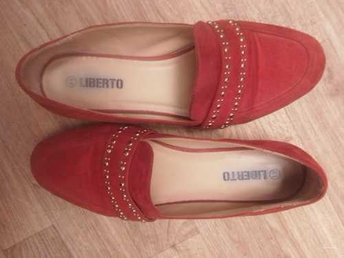 Chaussures en daim rouge taille 41
