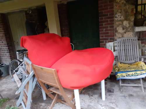 Pouf rouge en tissu 