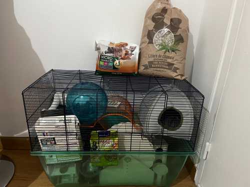 Cage et accessoires pour hamster