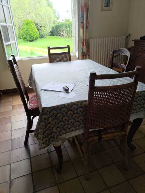 table de cuisine / salle à manger et chaises