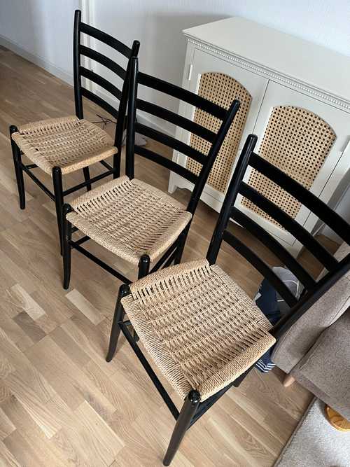 Trois chaises en bois noir